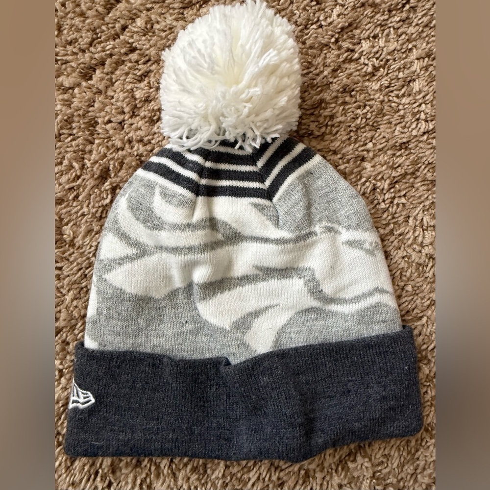 Denver Broncos Knit Beanie Hat w/ Pom – New Era - Picture 2 of 3